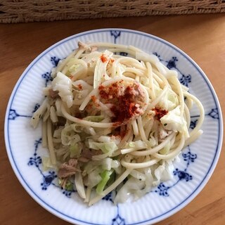 キャベツとツナ、パプリカパウダーのパスタ